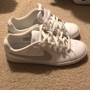 Barely worn casual Nike tennis shoes